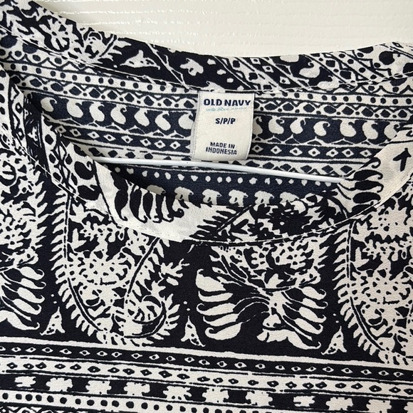 3 for $10 Old Navy Navy and White Patterned Lightweight Polyester Tee Shirt Sm - Picture 2 of 7